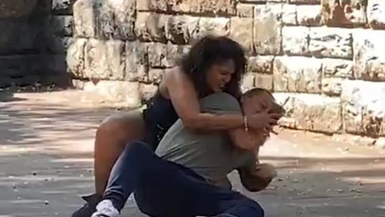 Κοπέλα μύθος... παλεύει με τον σύντροφό της για να ξεκλειδώσει το τηλέφωνό του με το FaceID (vid)