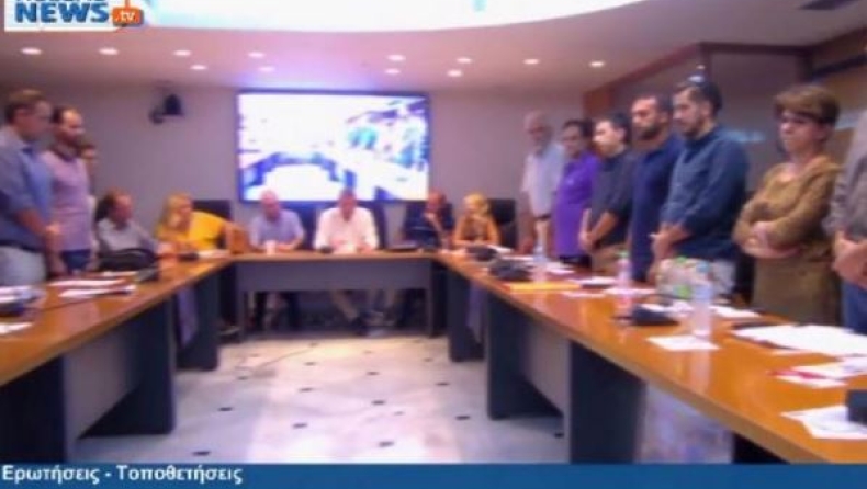 Δημοτικοί σύμβουλοι στο Ίλιον αρνούνται να τηρήσουν ενός λεπτού σιγή για τον Φύσσα (vid)