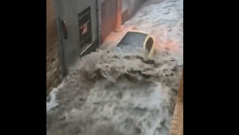 Οι πλημμύρες στην Ισπανία παρασέρνουν αυτοκίνητο με τον οδηγό στο τιμόνι (vid)
