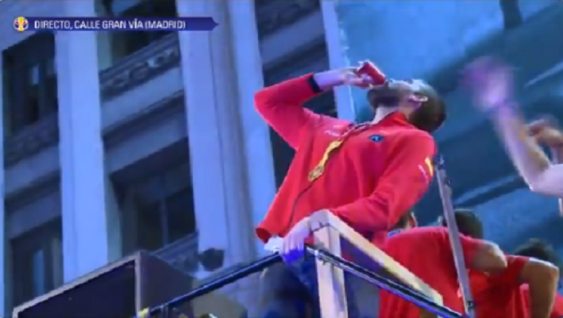 Ισπανία: Ο Γκασόλ χορεύει και πίνει μπύρες μονορούφι! (vids)