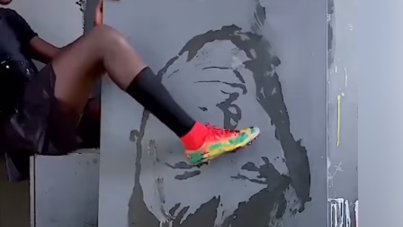 Νεϊμάρ: Τύπος φοράει ποδοσφαιρικό παπούτσι και τον ζωγραφίζει με το πόδι του! (vid)
