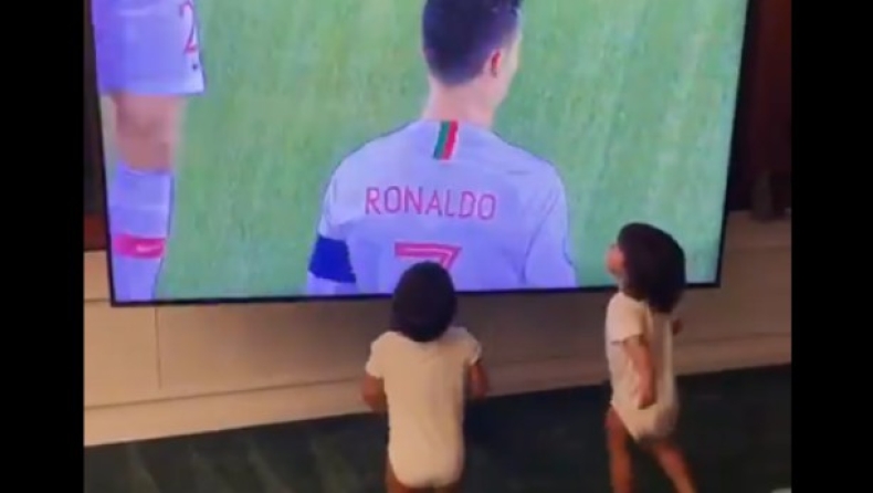 Τα δίδυμα του Ρονάλντο βλέπουν το καρέ του μπαμπά τους και φιλούν την τηλεόραση (vid)
