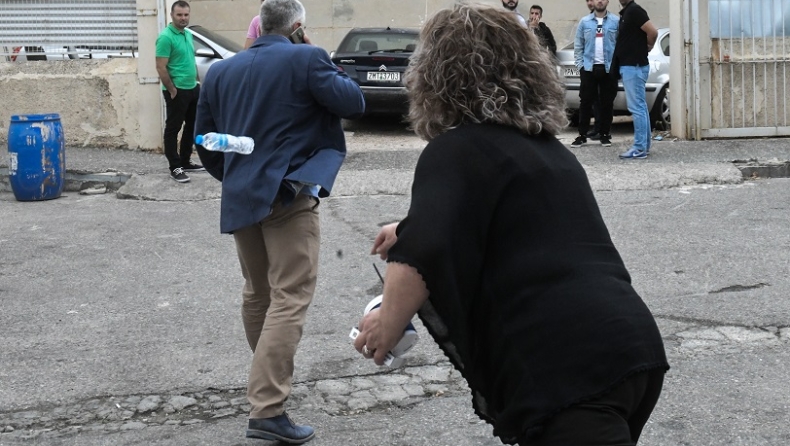 Ένταση στη δίκη της Χρυσής Αυγής: Η Μάγδα Φύσσα πέταξε μπουκάλι στον Αλεξόπουλο (pics)