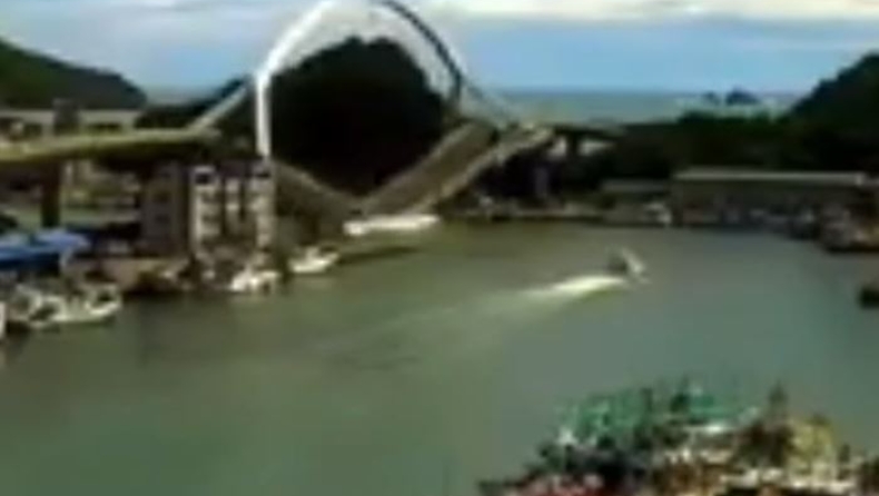 Η στιγμή που κατέρρευσε γέφυρα στην Ταϊβάν πάνω σε αλιευτικά (vid)