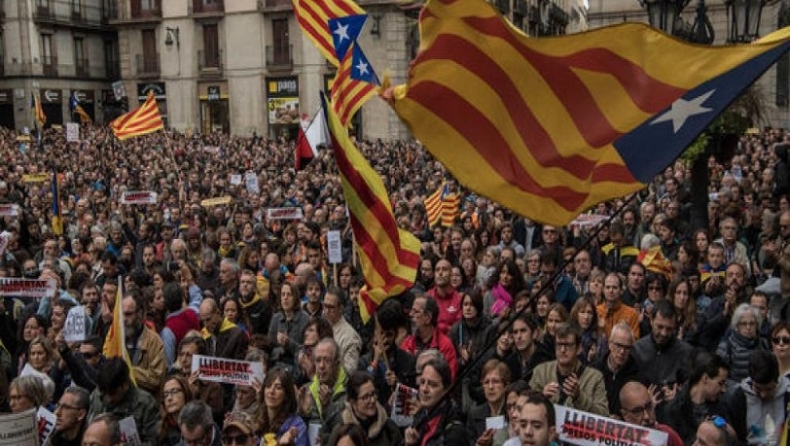 Πεδίο μάχης η Βαρκελώνη: Πολιτοφυλακή στέλνει η ισπανική κυβέρνηση (vids)