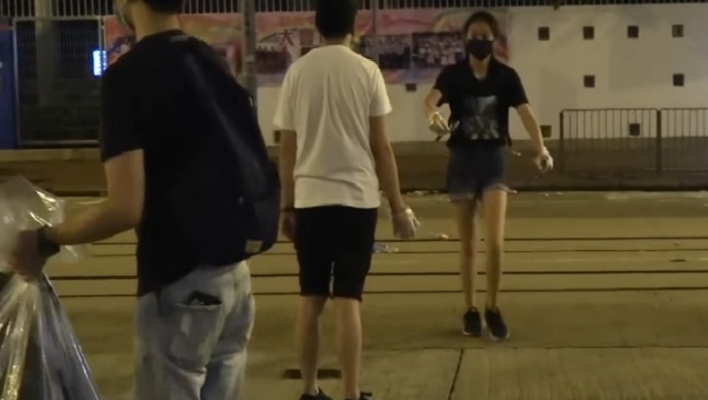 Χονγκ Κονγκ: Διαδηλωτές καθαρίζουν τους δρόμους μετά τις συγκρούσεις με την αστυνομία (vids)