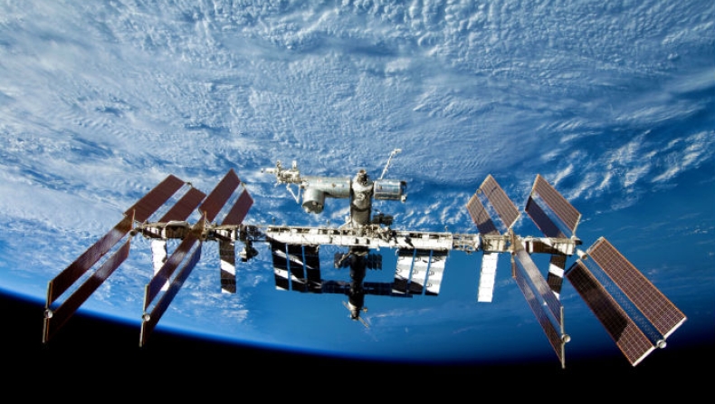 Αστροναύτες «περπάτησαν» έξω από τον Διεθνή Διαστημικό Σταθμό για να αλλάξουν παλιές μπαταρίες