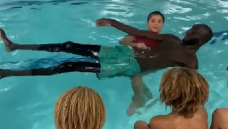 Ο Τάκο Φολ μαθαίνει κολύμπι (vid)