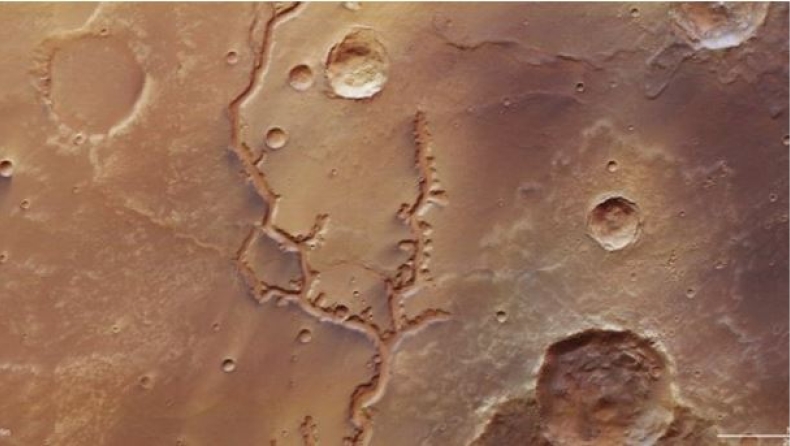 Η φωτογραφία που δείχνει τις αρχαίες κοιλάδες στον Άρη που κυλούσαν ποτάμια