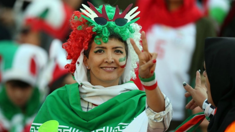 Ιράν: Γυναίκες σε γήπεδο! (pic)
