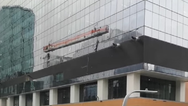 Τρομακτικό video: Καθαριστής τζαμιών κρέμεται στο κενό ενώ η πλατφόρμα αιωρείται και σπάει τζάμια (vid)