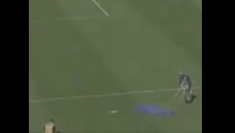 Ένας τύπος με αλεξίπτωτο προσγειώθηκε την ώρα του αγώνα Σασουόλο - Ίντερ! (vid)