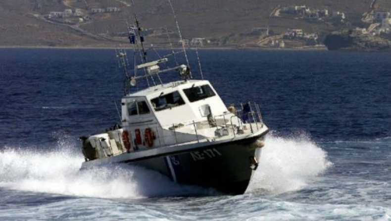 Σκάφος του λιμενικού συγκρούστηκε με βάρκα μεταναστών (vid)