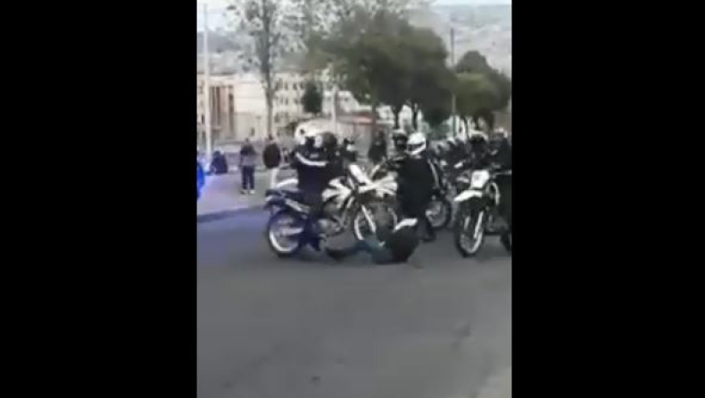 Video σοκ: Αστυνομικός πατάει με την μηχανή του διαδηλωτή (vid)