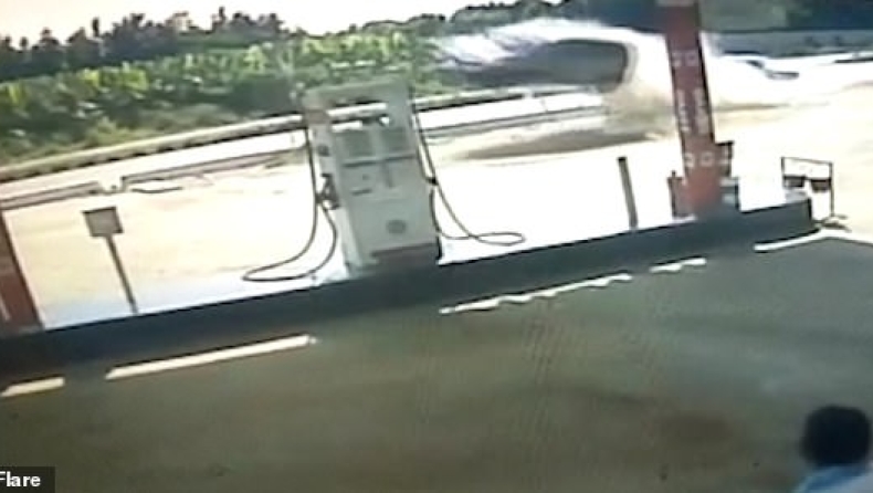 «Ιπτάμενο» αυτοκίνητο σπέρνει τον πανικό σε πρατήριο καυσίμων (vid)
