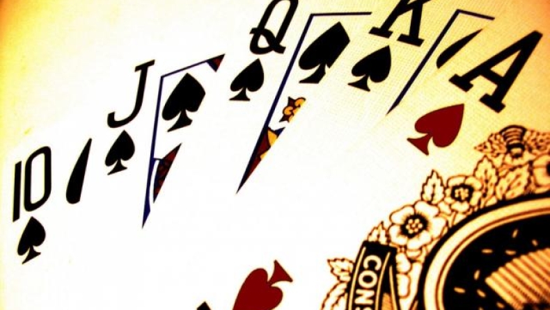 Πέτυχε δύο φορές τον κορυφαίο συνδυασμό πόκερ σε live μετάδοση (video)