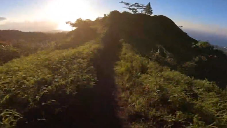 Ποδηλάτης κατεβαίνει με άνεση ένα από τα στενότερα βουνά στην Ταϊτή! (vid)