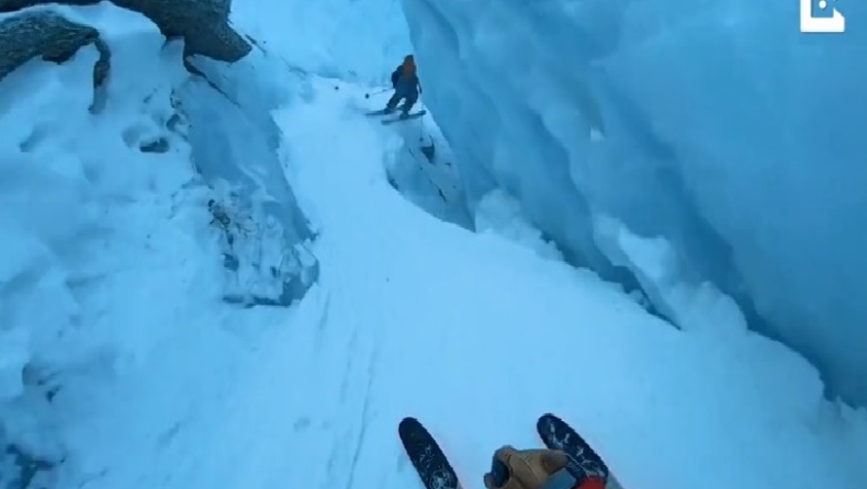 Η τρομερή στιγμή που σκιέρ κατεβαίνουν με μεγάλη ταχύτητα παγωμένο φαράγγι (vid)