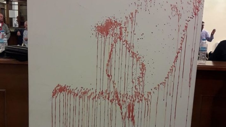 Πρώην δήμαρχος έκοψε τις φλέβες του στο δημοτικό συμβούλιο και γέμισε με αίματα τους τοίχους (pic)