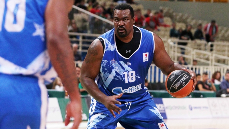 Η επιστροφή του «Σόφο» στο μπάσκετ έκανε την FIBA να θυμηθεί την εμφάνιση του το 2006 (vid)