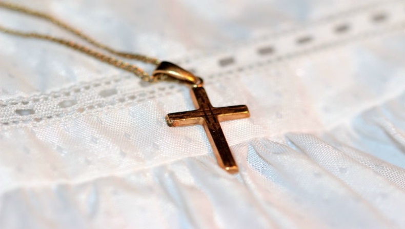 Απίστευτο κι όμως ελληνικό: Νονά ζήτησε πίσω τον σταυρό από το βαφτιστήρι της (vid)