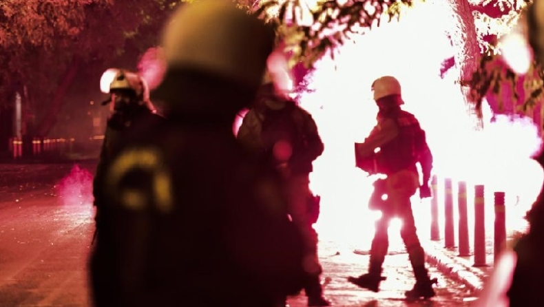 «Κλεφτοπόλεμος» στα Εξάρχεια μετά την πορεία, 28 συλλήψεις έχει κάνει η αστυνομία (pics & vids)