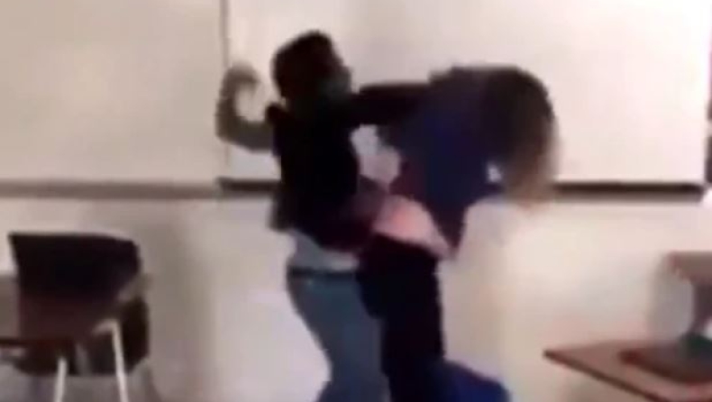 H στιγμή που 16χρονος μαθητής και καθηγήτρια πλακώνονται στο ξύλο μέσα στην τάξη (vid)