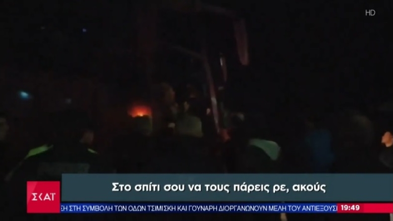 Η στιγμή που κάτοικοι στα Γιαννιτσά εμποδίζουν το λεωφορείο με τους πρόσφυγες: «Δρόμο από εδώ» (vid)