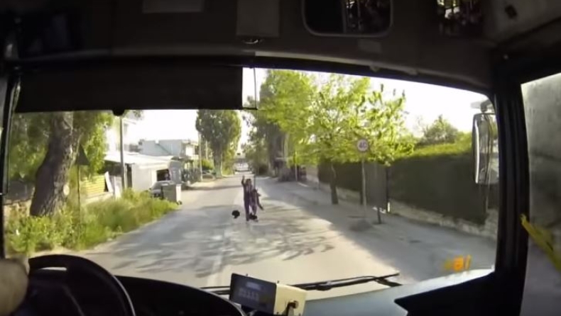 Λεωφορείο στο Μενίδι αποφεύγει με απίστευτο ζιγκ-ζαγκ γυναίκα που πετάχτηκε στον δρόμο (vid)