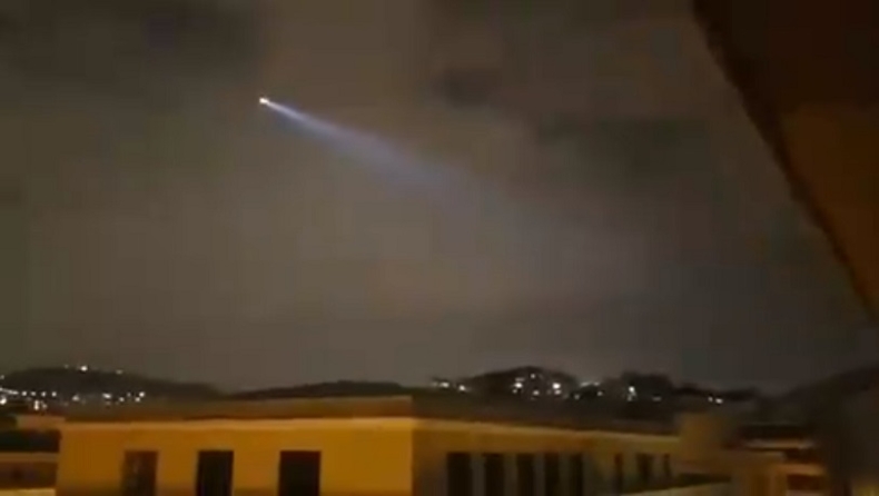 Ελικόπτερο της αστυνομίας ψάχνει με τον προβολέα τις ταράτσες στα Εξάρχεια (vids)