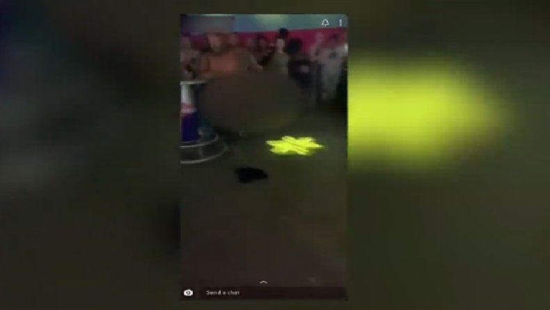 «Σκνίπα» αστυνομικός χορεύει γυμνός σε κλαμπ και η ασφάλεια τον πετάει έξω (pic & vid)