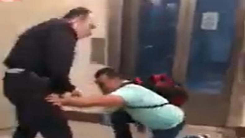 Επεισοδιακή σύλληψη μικροπωλητή στο μετρό του Συντάγματος: Οι περαστικοί ζητούσαν να μην συλληφθεί (vid)