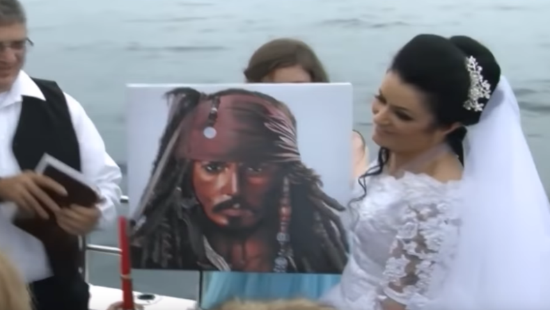 Μια 45χρονη παντρεύτηκε το φάντασμα του... Jack Sparrow και υποστηρίζει πως προσπάθησε να την σκοτώσει (pics&vids)