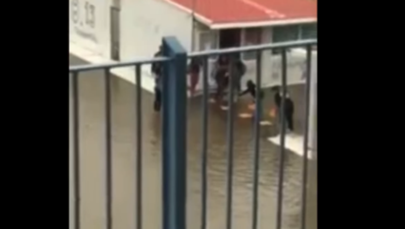 Κρήτη: Μαθητές έφτιαξαν «γέφυρα» με καρέκλες για βγουν από το σχολείο που είχε πλημμυρίσει (vid)