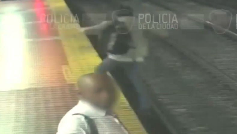 Περπατούσε στον σταθμό του μετρό, χάζευε στο κινητό και έπεσε στις ράγες (vid)