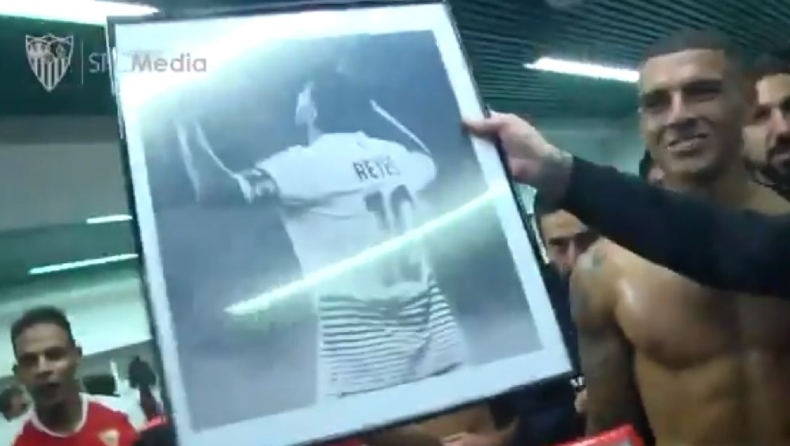 Οι παίκτες της Σεβίλλης πανηγύρισαν με φωτογραφίες των Ρέγες και Πουέρτα τη νίκη στο ντέρμπι (vid)