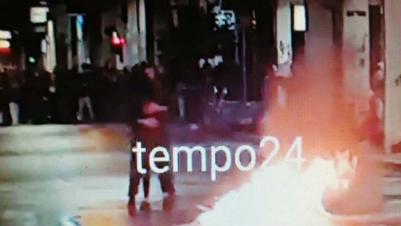 Πάτρα: Χόρεψαν τάνγκο δίπλα από τον φλεγόμενο κάδο κατά την διάρκεια των επεισοδίων (pics)