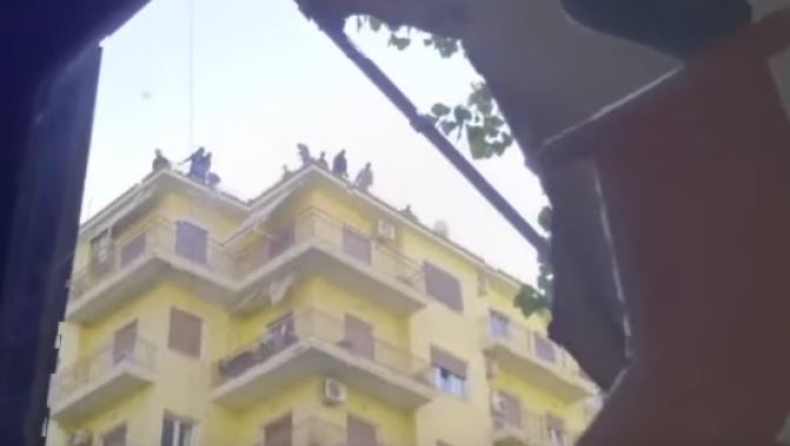 Video ντοκουμέντο: Αντιεξουσιαστές εξαπολύουν επίθεση στα ΜΑΤ από ταράτσες (vid)