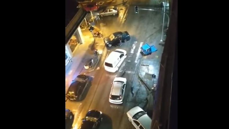 Οδηγός στη Θεσσαλονίκη παρέσυρε αυτοκίνητα και κάδους, αλλά έφυγε σαν... κύριος (vid)