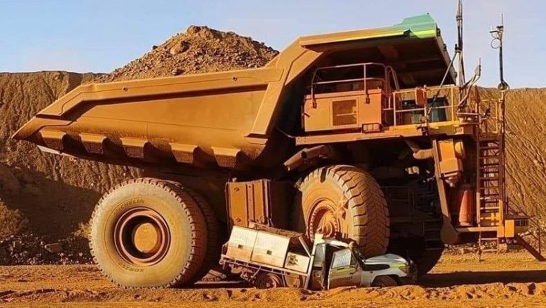 Πάτησε το Toyota του με ένα τεράστιο φορτηγό!