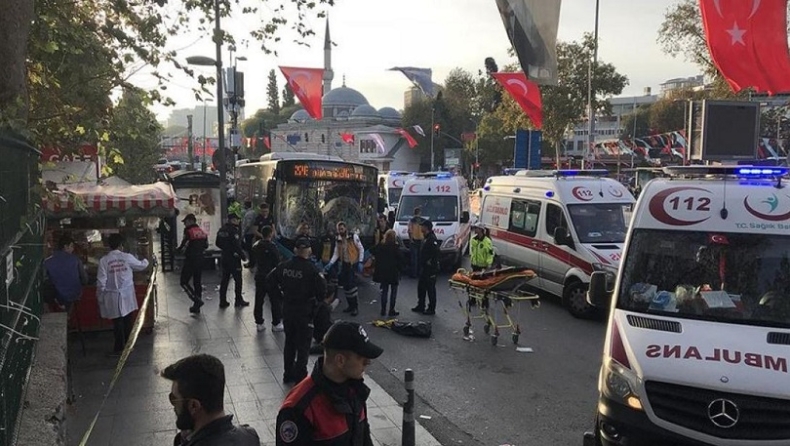 Πανικός στην Κωνσταντινούπολη: Λεωφορείο έπεσε σε πεζούς - Ο οδηγός επιτέθηκε σε περαστικό με μαχαίρι (vid)