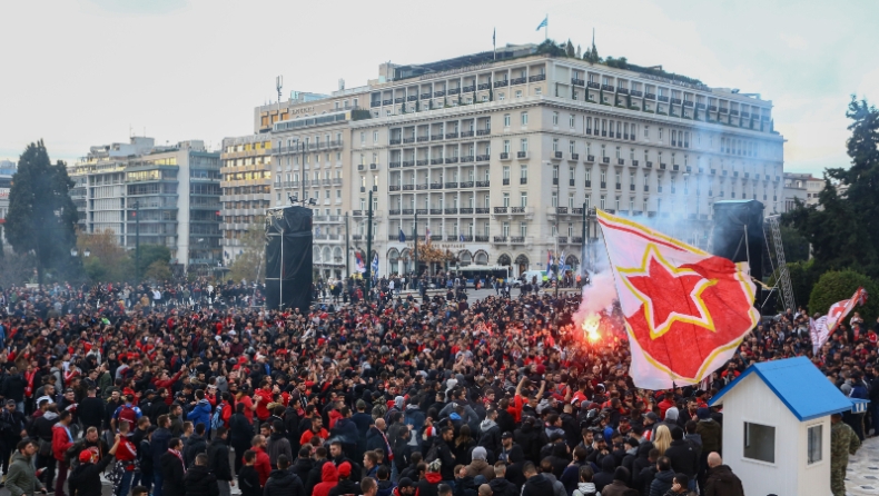 Ολυμπιακός - Ερυθρός Αστέρας: «Κατάληψη» των οπαδών τους στο Σύνταγμα (pics & vids)