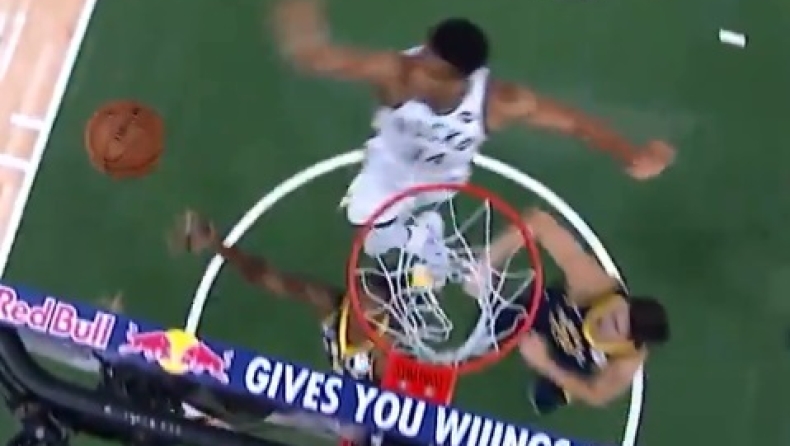 Μπακς-Πέισερς: «Τέρας» ο Γιάννης κάτω από τη ρακέτα (vids)