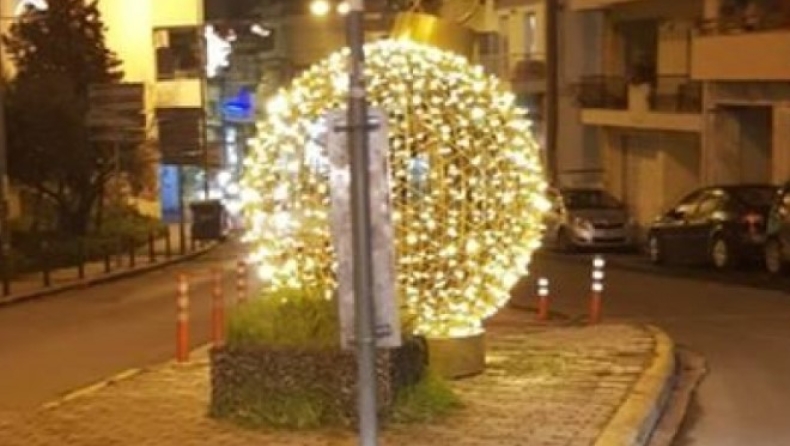 Στόλισαν μία Χριστουγεννιάτικη μπάλα στη Συκιές, αλλά κρύβει την ορατότητα των οδηγών (pic)