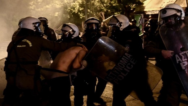 Ξεγύμνωσαν προσαχθέντα τα ΜΑΤ στα επεισόδια στα Εξάρχεια (pics)