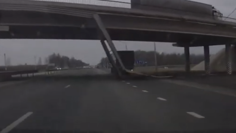 Γέφυρα καταρρέει μπροστά στα μάτια οδηγού ενώ φορτηγό γλίτωσε από θαύμα (vid)