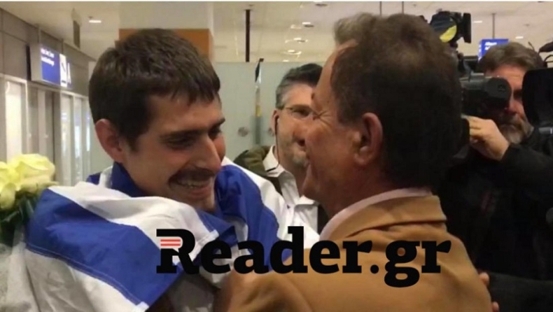 «Επιτέλους γύρισα σπίτι μου, σας ευχαριστώ»: Στην Ελλάδα ο 20χρονος ναυτικός που απήγαγαν πειρατές (vids)