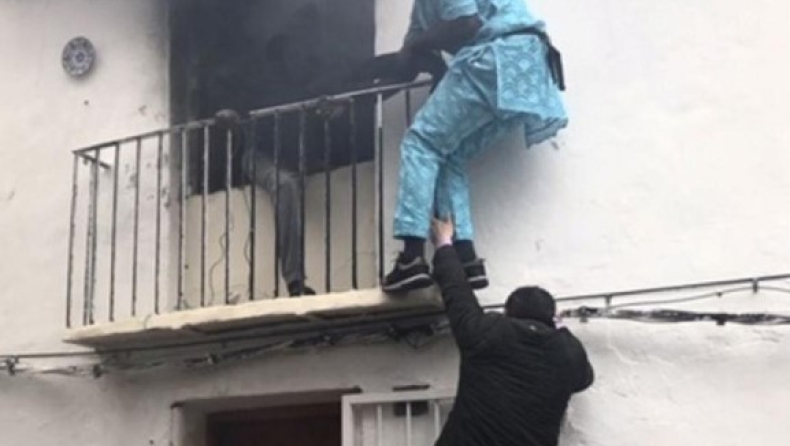 Πρόσφυγας χωρίς χαρτιά έσωσε ΑΜΕΑ από τη φωτιά