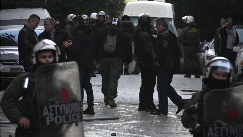 Η ΕΛΑΣ συνέλαβε γείτονες κατάληψης στο Κουκάκι επειδή δεν την βοήθησαν (vids)