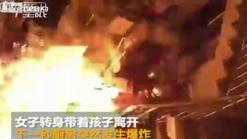 Μητέρα βγάζει το παιδί της έξω από την κουζίνα, δευτερόλεπτα πριν εκραγεί από διαρροή υγραερίου (vid)